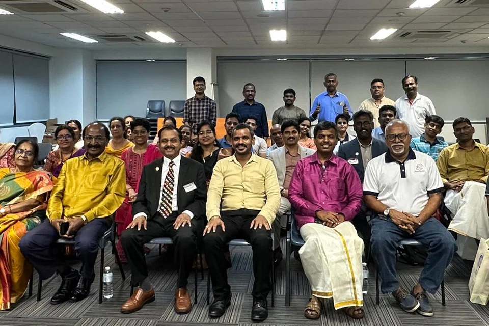 இயூ டி சமூக மன்றத்தில் நடைபெற்ற இலக்கியவனம் நிகழ்ச்சியில் பங்கேற்றோர்.