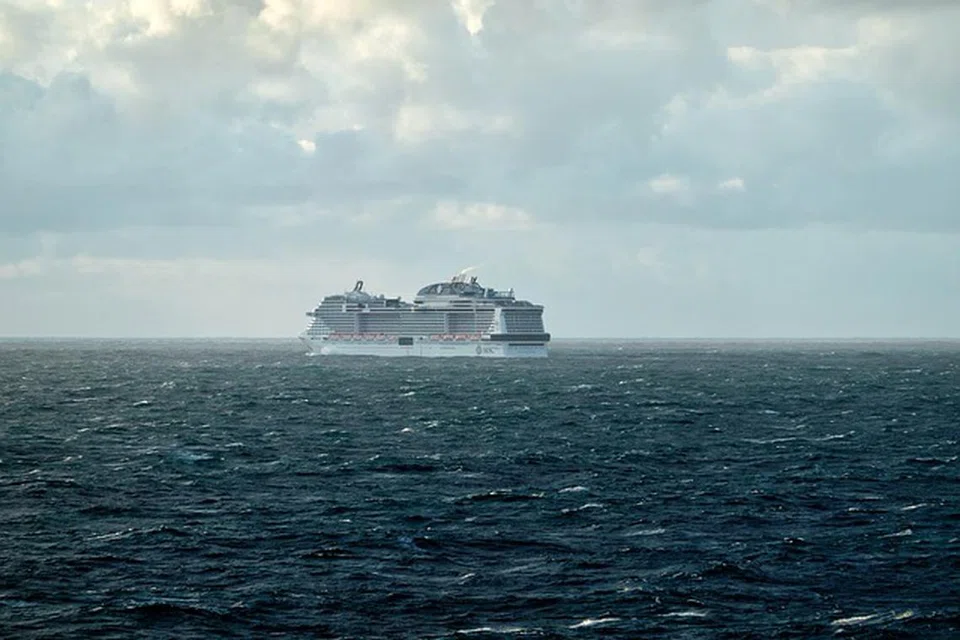 கொள்கலக் கப்பலான ‘நிக்கோலாய் மார்ஸ்க்’ (Nicolai Maersk) சம்பவ இடத்திற்கு முதலில் விரைந்துசென்று பாதிக்கப்பட்ட கப்பலின் பணியாளர்களைப் பாதுகாப்பாக மீட்டது என ஆணையம் சொன்னது.