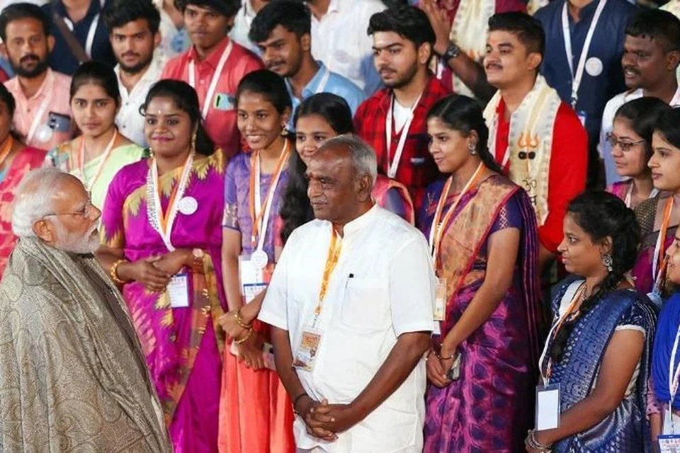 வாரணாசியில் 2வது ஆண்டாக காசி தமிழ் சங்கமம் விழாவை பிரதமர் நரேந்திர மோடி தொடங்கிவைத்தார். தமிழகத்தில் இருந்து மாணவர்கள், ஆசிரியர்கள், அதிகாரிகள், ஊழியர்கள், எழுத்தாளர்கள், வணிகர்கள், தொழிலதிபர்கள் என ஏராளமானோர் விழாவில் கலந்துகொள்கின்றனர்.