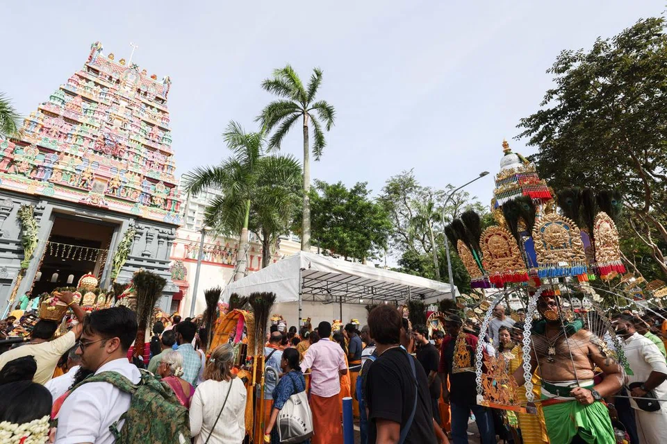 வாரநாள் என்றபோதும் பக்தர் கூட்டம் அலைமோதியது.