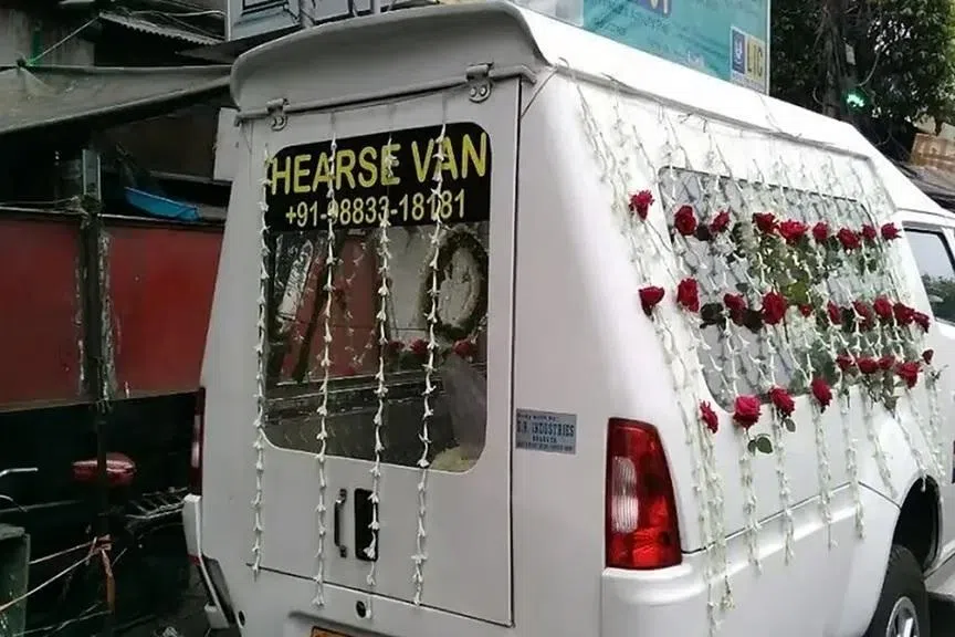 உடல்நலம் குன்றியவர் இறந்ததாகக் கருதி உயிரோடு இருக்கும்போதே இறுதிச் சடங்குக்கு ஏற்பாடு