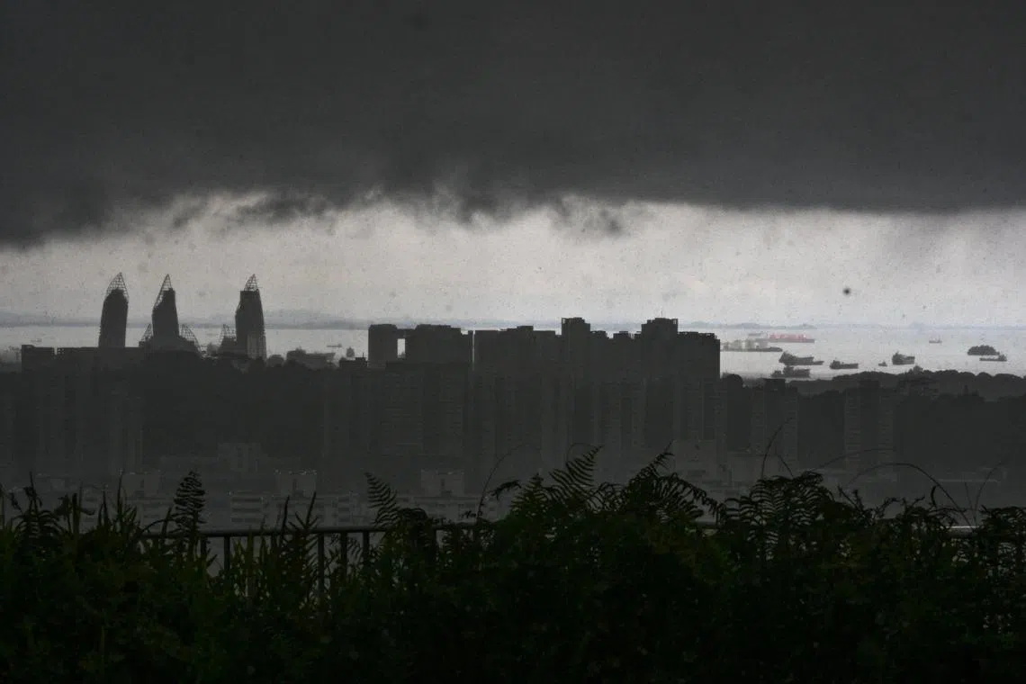 ஈ‌ஷூன் அவென்யு 7, விரைவுச் சாலைகளில் கனத்த மழையால் திடீர் வெள்ளம்