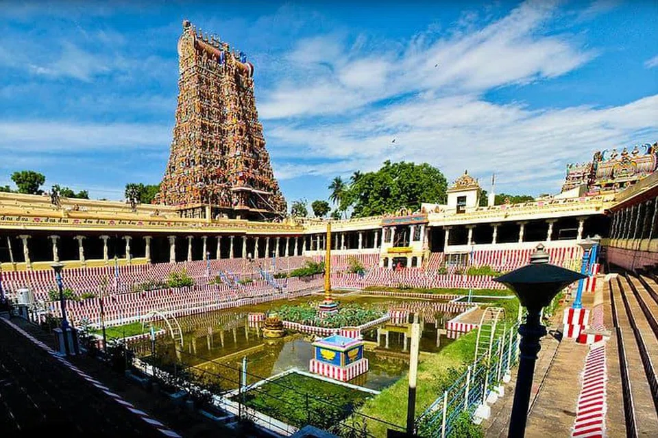 மதுரை மீனாட்சி அம்மன் கோயிலில் வெள்ளி கஜவாகனம் சேதமுற்றதால் ஆனி உத்திரத்தை முன்னிட்டு தங்கப்பல்லக்கில் வலம் வந்ததால் பக்தர்கள் ஏமாற்றம் அடைந்தனர்.