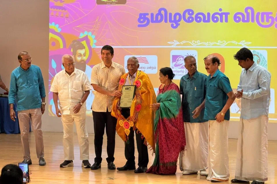 ‘தமிழவேள்’ வாழ்நாள் சாதனையாளர் விருதை ஆசிரியர் இரா. துரைமாணிக்கம் இவ்வாண்டு பெற்றார்.