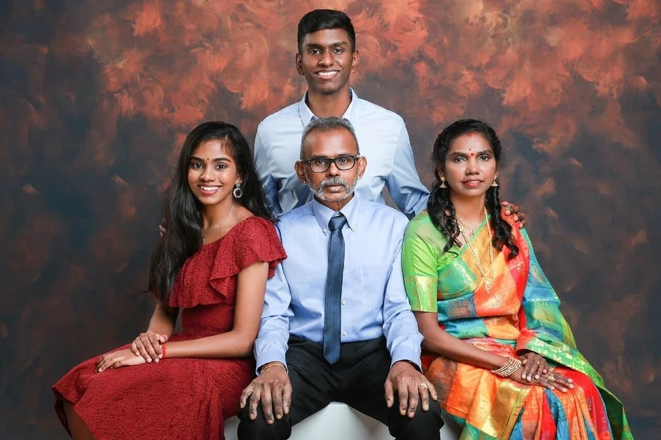 தமது குடும்பத்தினருடன் 28 வயது கார்த்திக்கேசன் நடராஜன்.