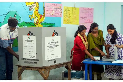 கேரளச் சட்டமன்றத் தேர்தலுக்காக ஏப்ரல் 8ஆம் தேதி மாலை வாக்குப்பதிவிற்கான ஆயத்தப் பணிகளை மேற்கொண்ட அதிகாரிகள்.