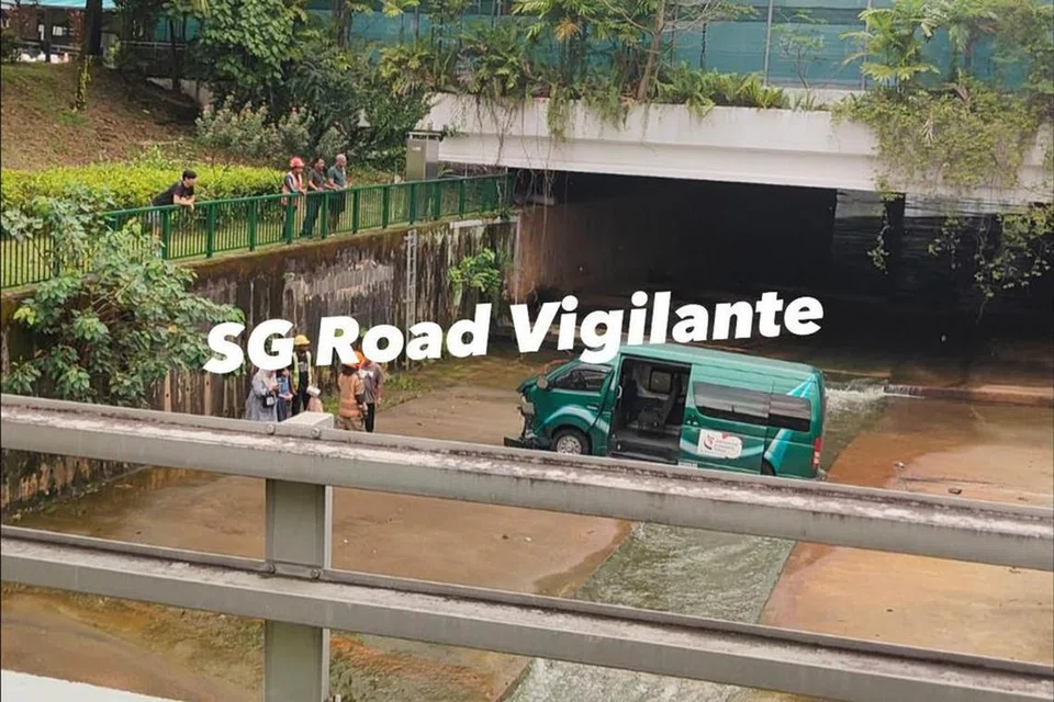 ஃபேஸ்புக்கில் பகிரப்பட்ட புகைப்படங்களில், கால்வாய்க்கு நடுவில் வேன் இருந்தது தெரிந்தது. சிற்றுந்தின் முன்பகுதி சேதமுற்றிருந்தது. அதற்கு அருகில் சில ஊழியர்கள் இருப்பதையும் காண முடிந்தது.