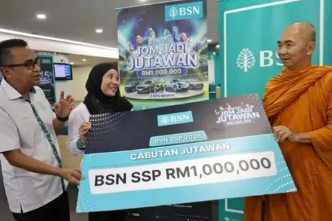 சான் சாய் சியாங் என்னும் 73 வயது புத்த பிக்குக்கு பிஎஸ்என் (BSN) வங்கி நடத்திய அதிர்‌ஷ்டக் குலுக்கலில் வெற்றிபெற்றார்.