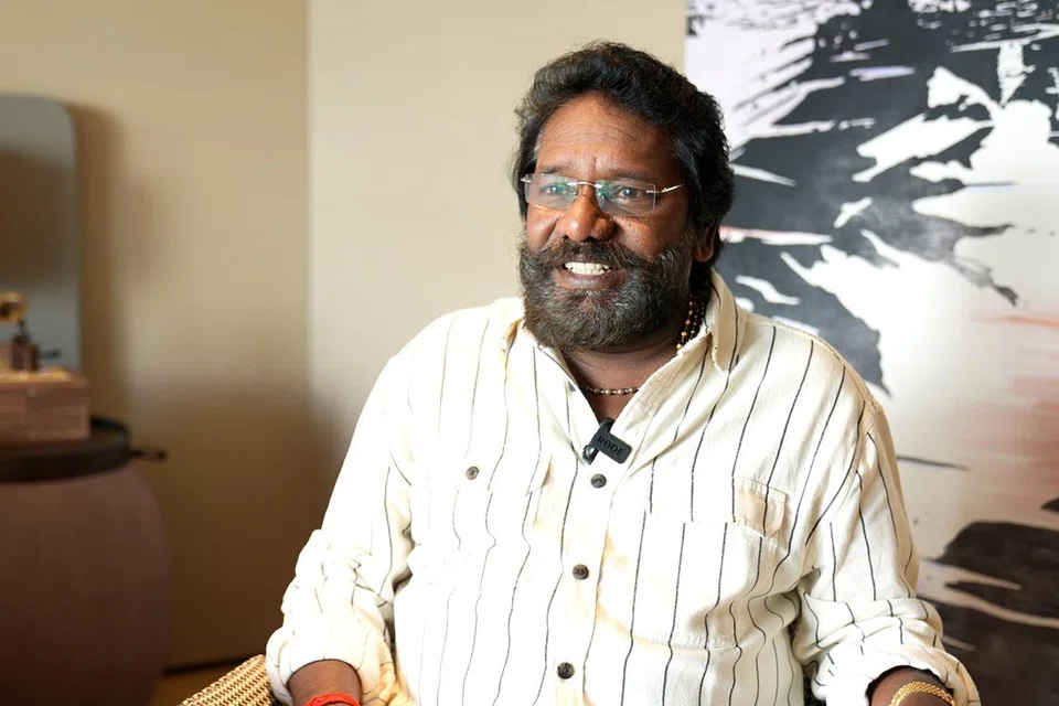 நடிகர் கருணாஸ், தாம் தயாரித்து வெளியிட்டுள்ள சல்லியர்கள் திரைப்படத்தின் சிறப்புக் காட்சிக்காக சிங்கப்பூர் வந்துள்ளார். 