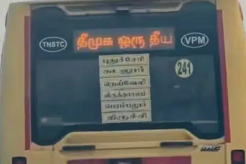பேருந்தில் காட்டப்பட்டதைக் காணொளியாக எடுத்தவர்கள் அதனைச் சமூக ஊடகங்களில் பதிவேற்றினர்.