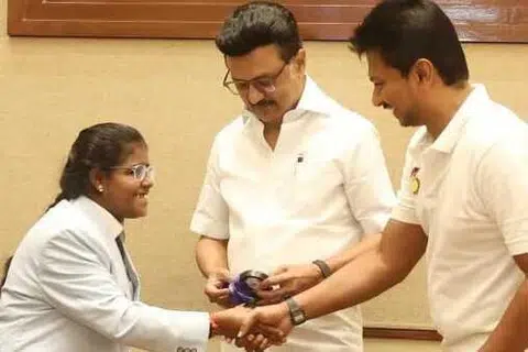 கீர்த்தனாவுக்கு வாழ்த்து தெரிவித்த உதயநிதி.