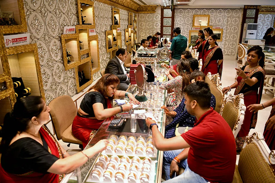 தங்கம் விலை உயர்ந்தாலும் கடைகளில் மக்கள் கூட்டமாக அதிகமாக இருந்தது.