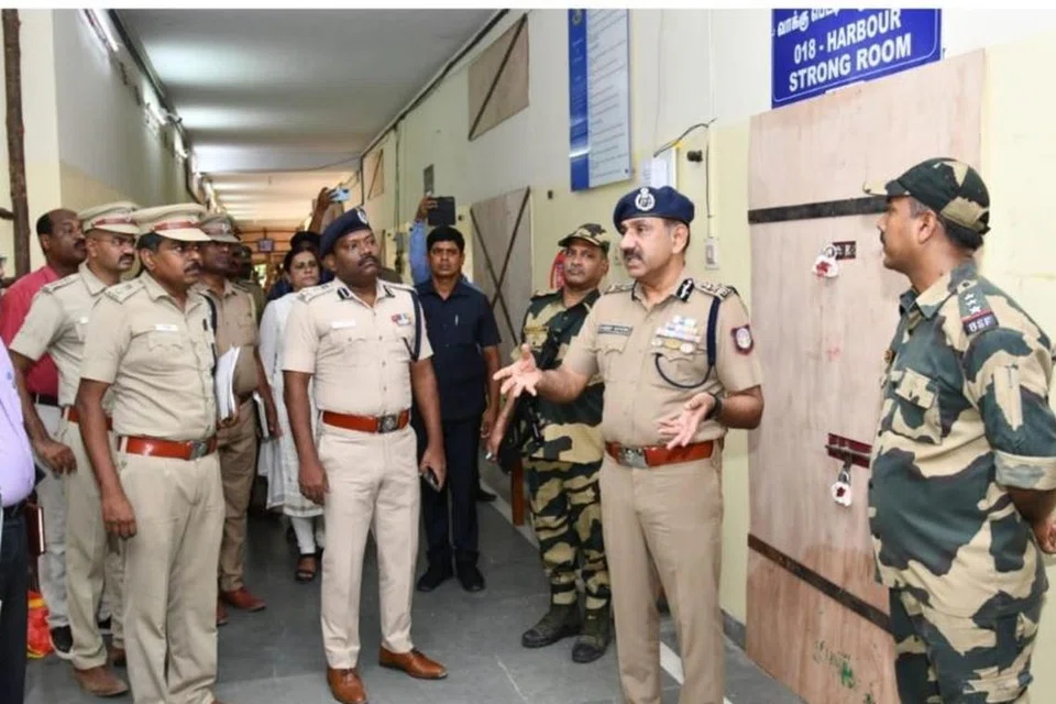 சென்னையில் வாக்கு எண்ணிக்கை நிலையங்களில் செய்யப்பட்டுள்ள பாதுகாப்பு ஏற்பாடுகளை காவல் ஆணையர் நேரில் ஆய்வு செய்தார்.