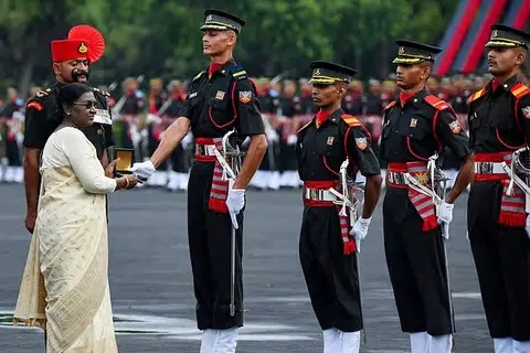 தமிழ்நாட்டின் மூன்று காவல்துறை அதிகாரிகள் அதிபர் பதக்கத்துக்கும் 17 அதிகாரிகள் உள்துறை அமைச்சின் பதக்கத்துக்கும் தேர்வு செய்யப்பட்டுள்ளனர்.