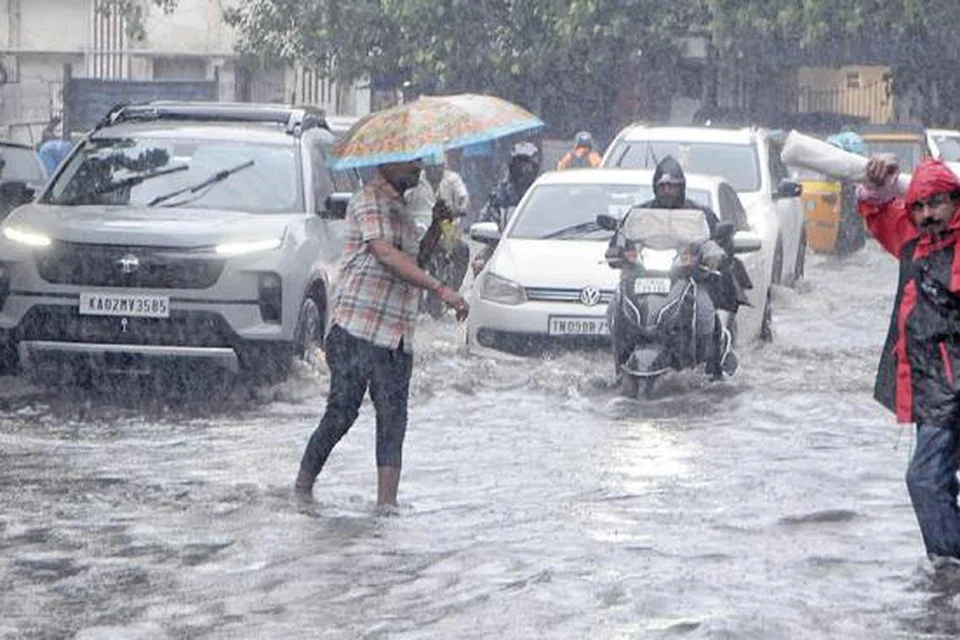 சென்னை ராயப்பேட்டை பகுதியில் சாலையில் தேங்கியுள்ள மழைநீர்.