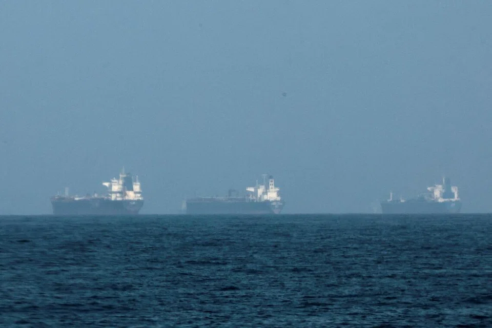 ஐக்கிய அரபுச் சிற்றரசின்  ஃபுஜைராவிற்கு அப்பால் உள்ள கடல் பகுதியில் நங்கூரமிட்டு நிற்கும் எண்ணெய்க் கப்பல்கள். 