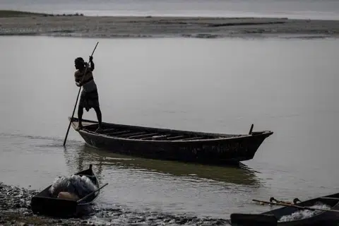 பங்ளாதேஷ்- இந்தியா எல்லை அருகில் உள்ள ராம்நாத்பூர் கிராமத்தில் ஓடும் பத்மா நதியில் படகோட்டும் ஒருவர். இவ்விடம் பங்ளாதேஷின் ராஜ்ஷாஹி வட்டாரத்தில் உள்ளது.