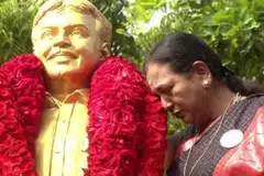 கோயம்பேடு தேமுதிக தலைமை அலுவலகத்தில் உள்ள விஜயகாந்தின் சிலையை வணங்கிய பிரேமலதா விஜயகாந்த்.