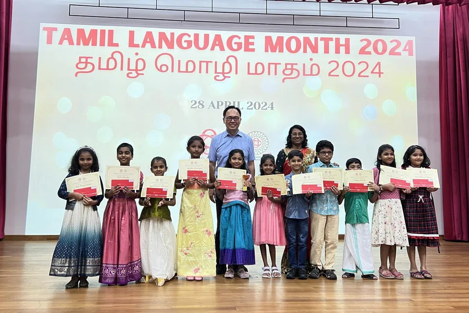 தொடக்கநிலை 1 முதல் 3 பாடல் போட்டியில் பங்கேற்ற மாணவர்கள்.