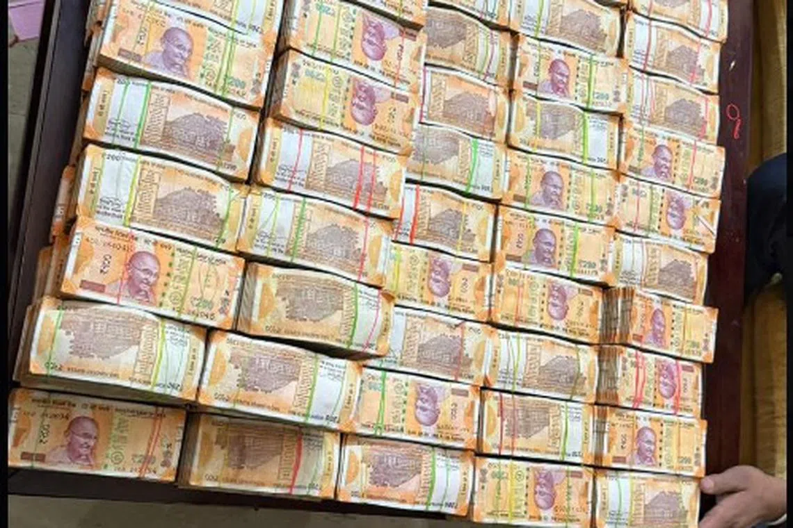 முன்னாள் காவலர் வீட்டில் ரூ.2.85 கோடி பணம், 20 கிலோ வெள்ளி பறிமுதல்