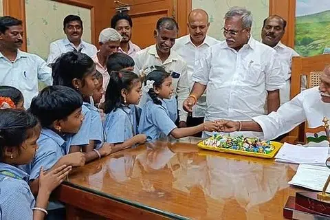 புதுச்சேரி அரசுப் பள்ளி மாணவ, மாணவிகளுடன் முதல்வா் என்.ரங்கசாமி. 