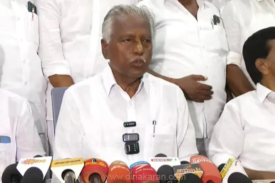 அதிமுகவில் இருந்து வெளியேற்றப்பட்டவர்கள் மீண்டும் கட்சியில் சேர்வதற்கு மன்னிப்புக் கேட்டுக் கடிதம் கொடுக்க வேண்டும் என்று அதிமுகவின் துணைப் பொதுச் செயலாளர் கே.பி. முனுசாமி கூறியுள்ளார்.