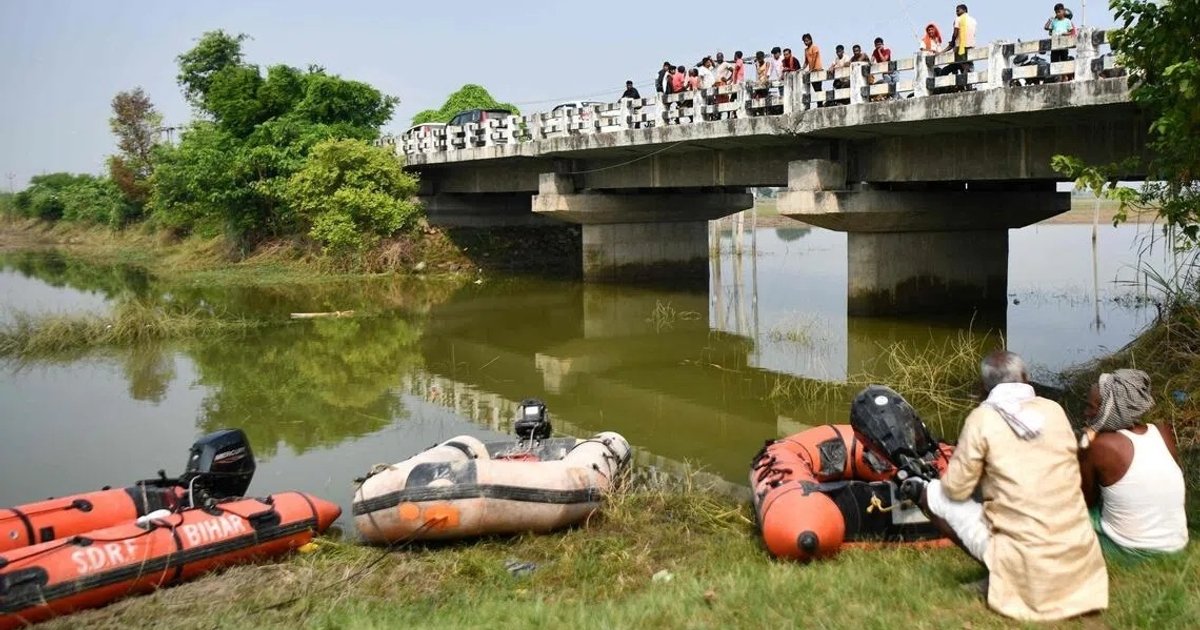 படகு கவிழ்ந்து விபத்து: கங்கை நதியில் மூழ்கி 13 சிறார் உயிரிழப்பு