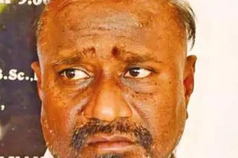 தலைமையாசிரியர் முருகன்.