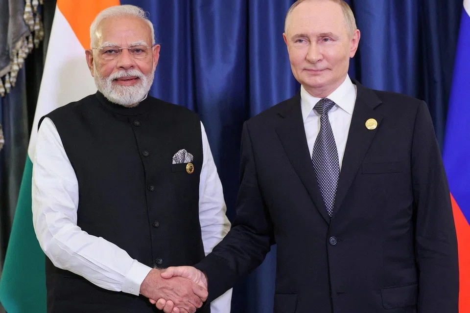 ‌அண்மையில் சீனாவில் நடந்த ஷங்காய் ஒத்துழைப்புக் கூட்டமைப்புச் சந்திப்பில் இந்தியப் பிரதமர் நரேந்திர மோடி (இடது), ர‌ஷ்ய அதிபர் விளாடிமிர் புட்டின். 