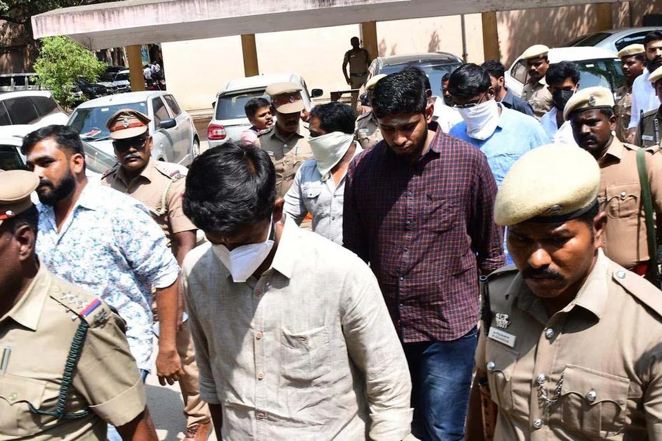 பாலியல் வன்கொடுமை வழக்கில் தண்டிக்கப்பட்ட குற்றவாளிகளை அழைத்துச் செல்லும் காவல்துறை.