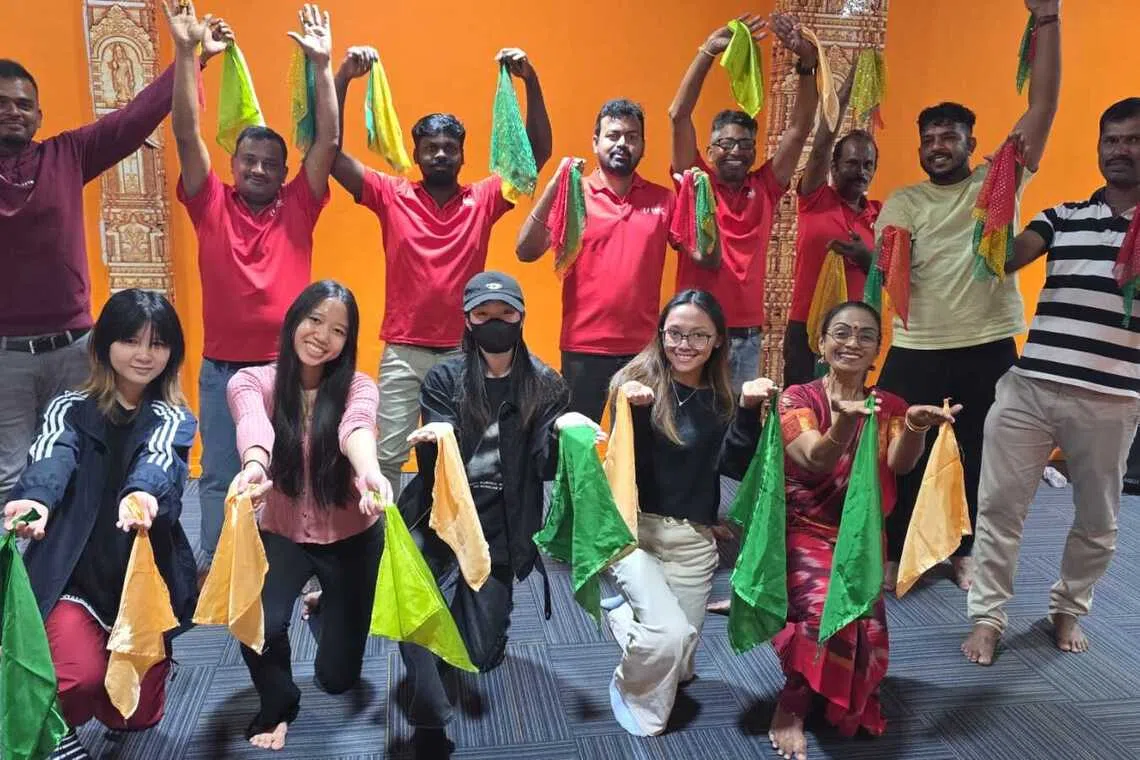 உற்சாகத்துடன் ஒயிலாட்டம் கற்ற வெளிநாட்டு ஊழியர்கள்