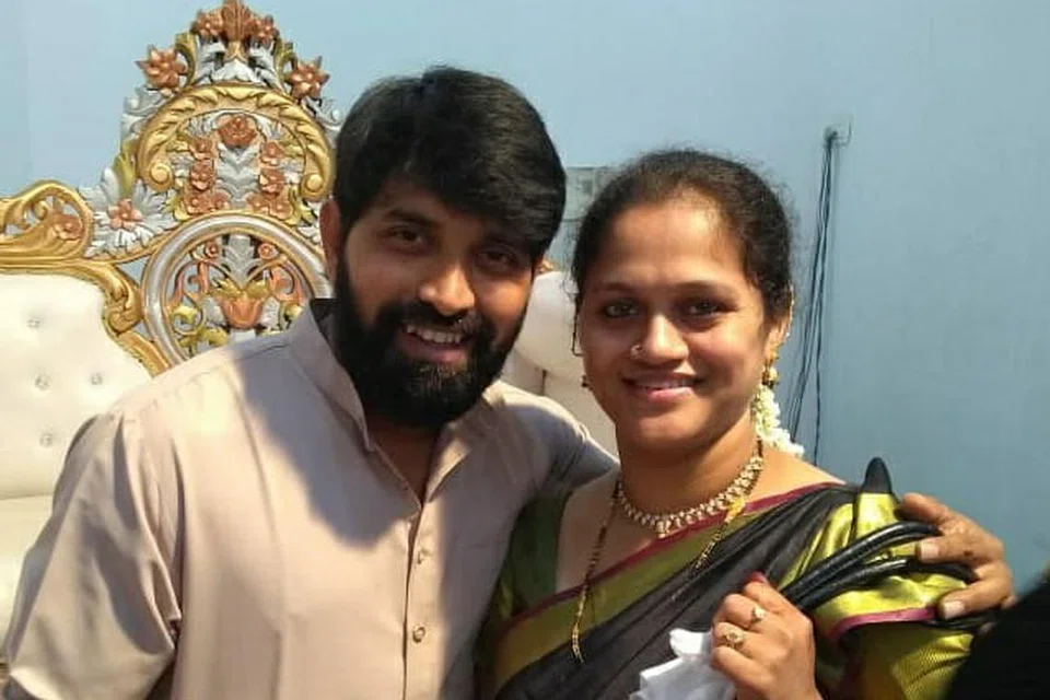 மனைவியுடன் ஜானி.