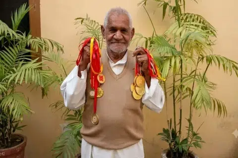 1962, 1965, 1971ஆம் ஆண்டுகளில் இந்தியா எதிர்கொண்ட மூன்று போர்களில் திறம்படப் பணியாற்றிய அவர், தாய்நாட்டுக்கான ராணுவச் சேவையால் தொடர முடியாமல் போன தனது கல்வியை, 76 வயதில் 11ஆம் வகுப்பிலிருந்து மீண்டும் தொடர்ந்தார்.