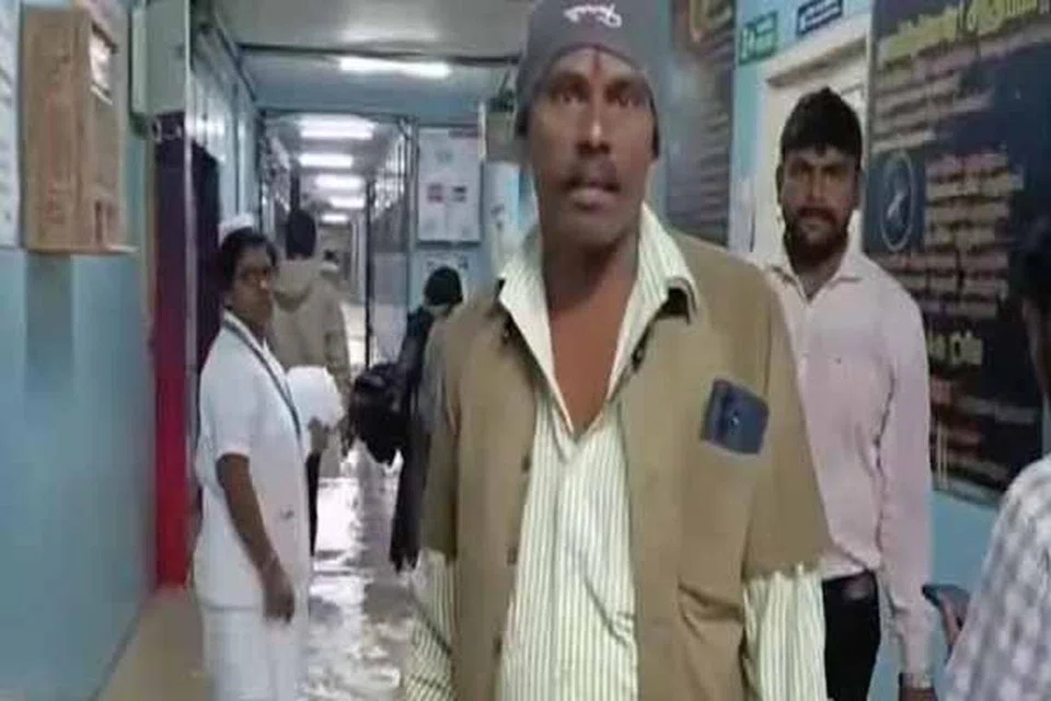 மருத்துவமனைக்குள் தண்ணீர் புகுந்துள்ளது. 