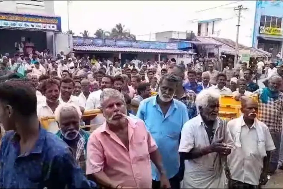 போராட்டத்தில் ஈடுபட்ட வணிகர்கள், மதுப்பிரியர்கள்.