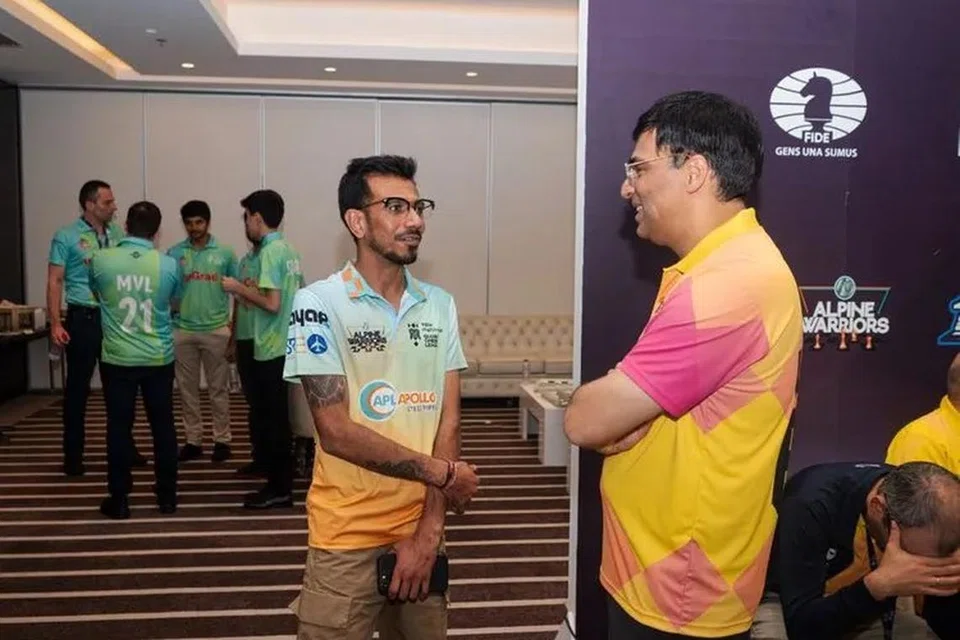 துபாயில் ஞாயிற்றுக்கிழமை நடந்த அனைத்துலக செஸ் லீக்கின்போது முன்னாள் உலக சதுரங்க வெற்றியாளர் விஸ்வநாதன் ஆனந்துடன் (வலது) யுஸ்வேந்திர சகல். 