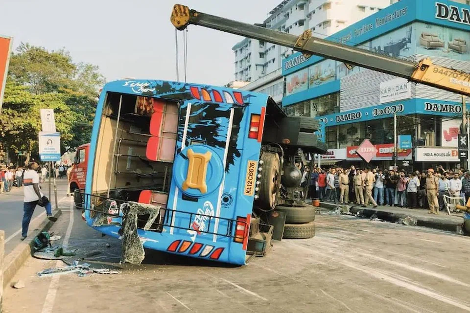 குப்புறக் கவிழ்ந்த பேருந்து பாரந்தூக்கியின் உதவியால் நிமிர்த்தப்பட்டு, பின்னர் சாலையிலிருந்து அப்புறப்படுத்தப்பட்டது.