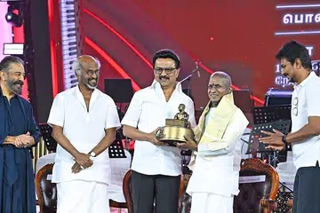 சென்னையில் நேரு உள்விளையாட்டு அரங்கில் சனிக்கிழமையன்று (செப்டம்பர் 13) நடந்த பாராட்டு விழாவில் பங்கேற்ற ரஜினிகாந்த், கமல்ஹாசன், தமிழக முதல்வர் மு.க. ஸ்டாலின், துணை முதல்வர் உதயநிதி.