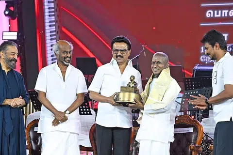 சென்னையில் நேரு உள்விளையாட்டு அரங்கில் சனிக்கிழமையன்று (செப்டம்பர் 13) நடந்த பாராட்டு விழாவில் பங்கேற்ற ரஜினிகாந்த், கமல்ஹாசன், தமிழக முதல்வர் மு.க. ஸ்டாலின், துணை முதல்வர் உதயநிதி.