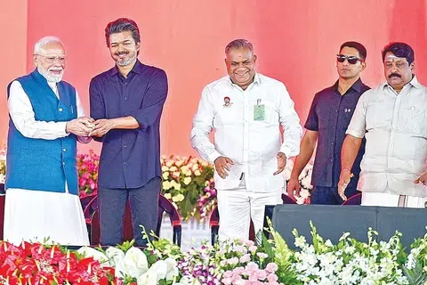 சென்னை ஐஐடி வளாகத்தில் நடைபெற்ற நிகழ்ச்சியில், ரூ.13,000 கோடி மதிப்பிலான பல்வேறு திட்டங்களைப் பிரதமர் மோடி, முதல்வர் விஜய் ஆகியோர் இணைந்து தொடங்கி வைத்தனர். உடன் மாநில அமைச்சர் என்.ஆனந்த், பாஜக மாநிலத் தலைவர் நயினார் நாகேந்திரன் உள்ளிட்டோர்.