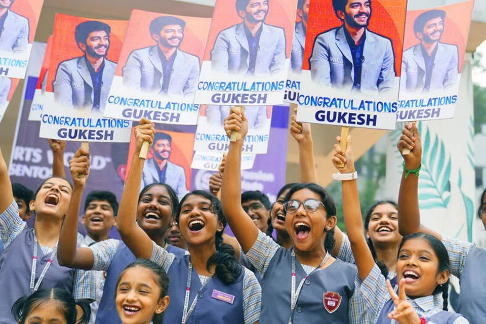 பள்ளிக்கு வந்திருந்த குகேஷுக்கு உற்சாக வரவேற்பு அளித்த வேலம்மாள் பள்ளி மாணவர்கள்.