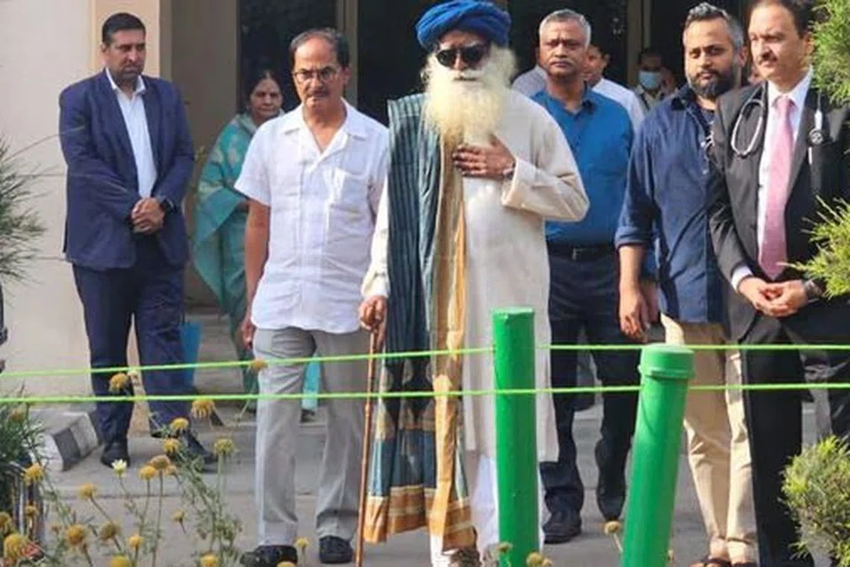 மருத்துவமனையிலிருந்து மெதுவாக நடந்து சென்று காரில் ஏறிய சத்குரு.
