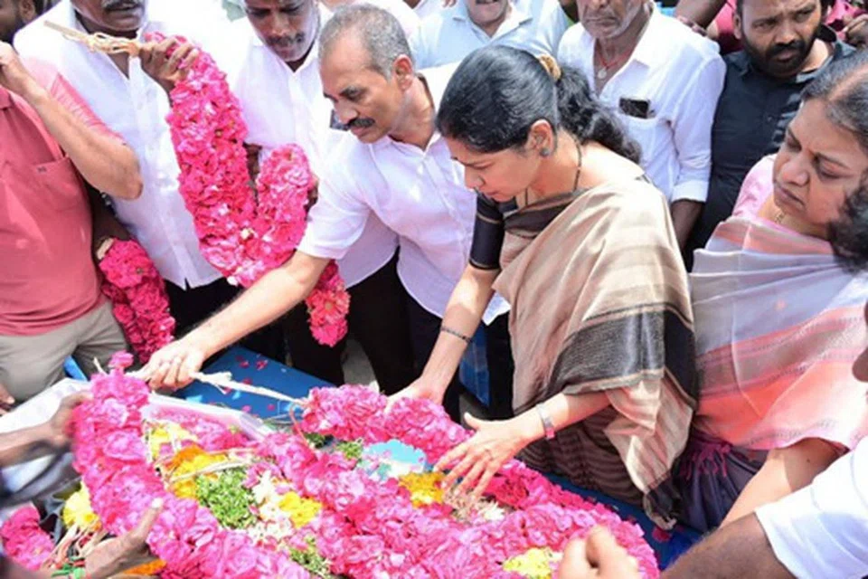 கவின் செல்வகணேஷ் உடலுக்கு இறுதி அஞ்சலி செலுத்தும் திமுக எம்.பி. கனிமொழி.
