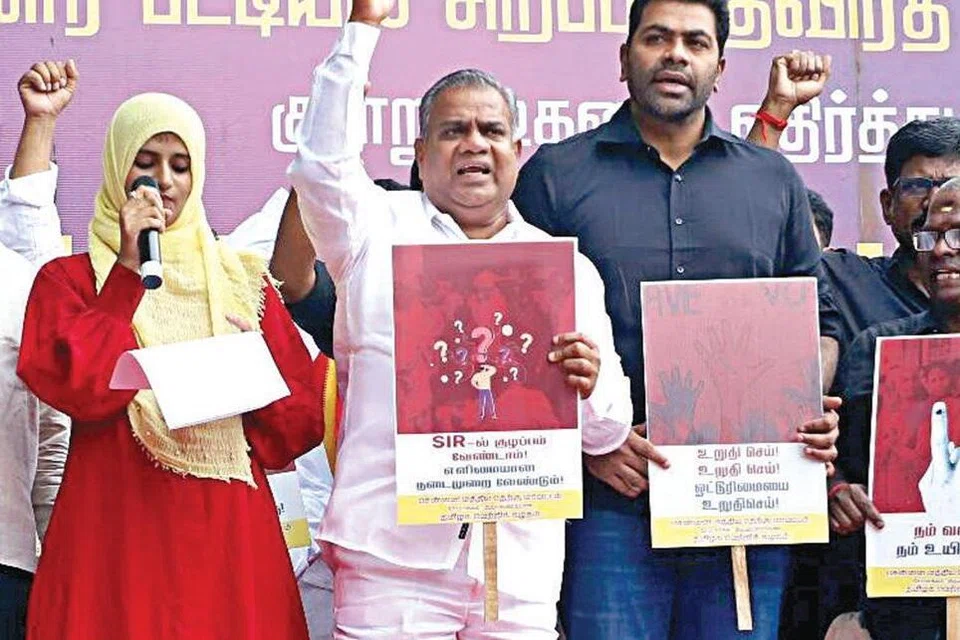 எஸ்ஐஆர் என்னும் வாக்காளர் பட்டியல் தீவிரத் திருத்தப் பணிக்கு எதிராக தமிழகம் முழுவதும் ஞாயிற்றுக்கிழமை (1.11.2025) தமிழக வெற்றிக் கழகம் ஆர்ப்பாட்டத்தில் ஈடுபட்டது.