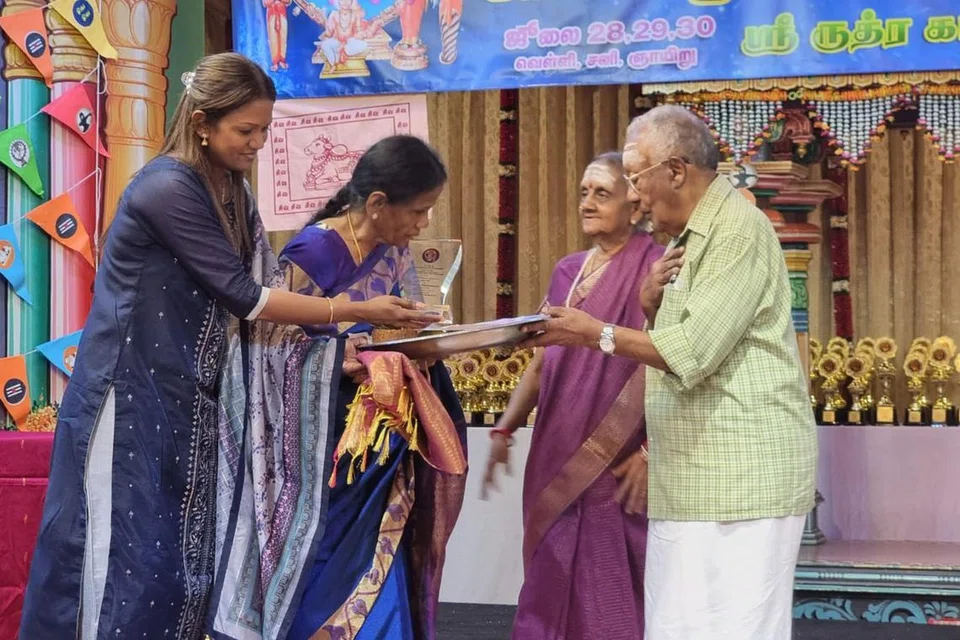 பல்லாண்டு காலமாக திருமுறை மாநாட்டு நடவடிக்கைகளில் உன்னத பங்கு வகித்துவந்த மறைந்த திரு ஆ. பழனியப்பனுக்கு ‘திருமுறை தொண்டர்’ விருது வழங்கப்பட்டது. விருதை திரு பழனியப்பனின் மனைவி, மகள் இருவரும் பெற்றுக்கொண்டனர். 