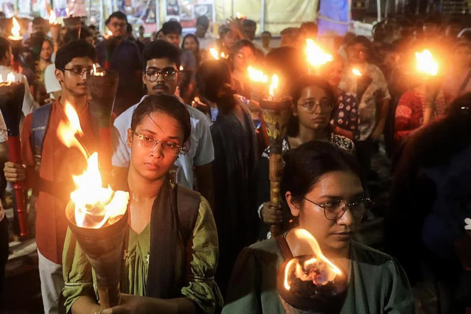 பெண் மருத்துவர் பாலியல் பலாத்காரத்தில் பலியான வழக்கு விசாரணைக்கு வரும் நிலையில் மேற்கு வங்காள மருத்துவர்கள் திடீர் பேரணி நடத்தியுள்ளனர்.