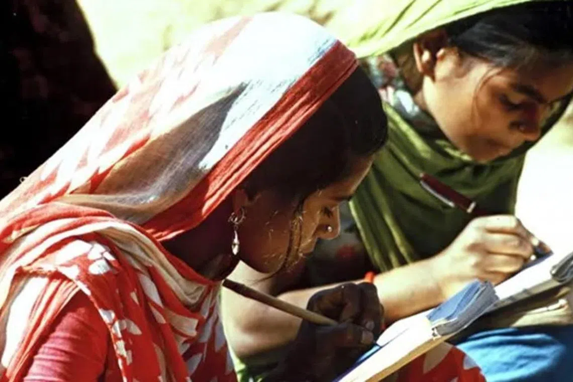 கிராமப்புறப் பெண்களின் கல்வியறிவு அதிகரிப்பு