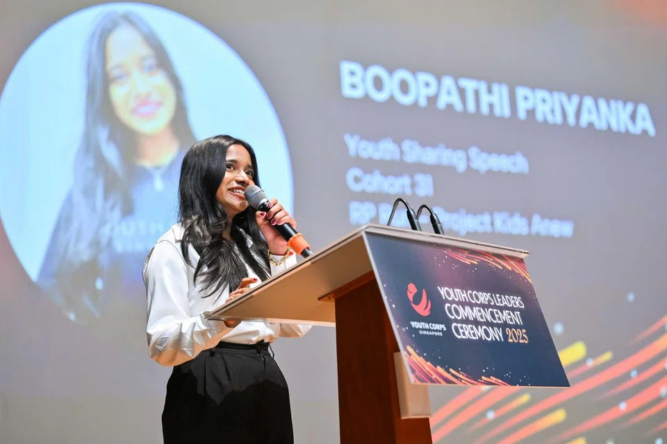 இவ்வாண்டின் இளையர் படைத் தலைமைத்துவச் சடங்கில் அதிகாரபூர்வமாகத் தலைமைப் பதவி ஏற்ற பூபதி பிரியங்கா.
