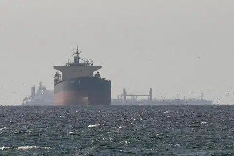 ஹோர்முஸ் நீரிணையில் காணப்படும் எண்ணெய்க் கப்பல்.