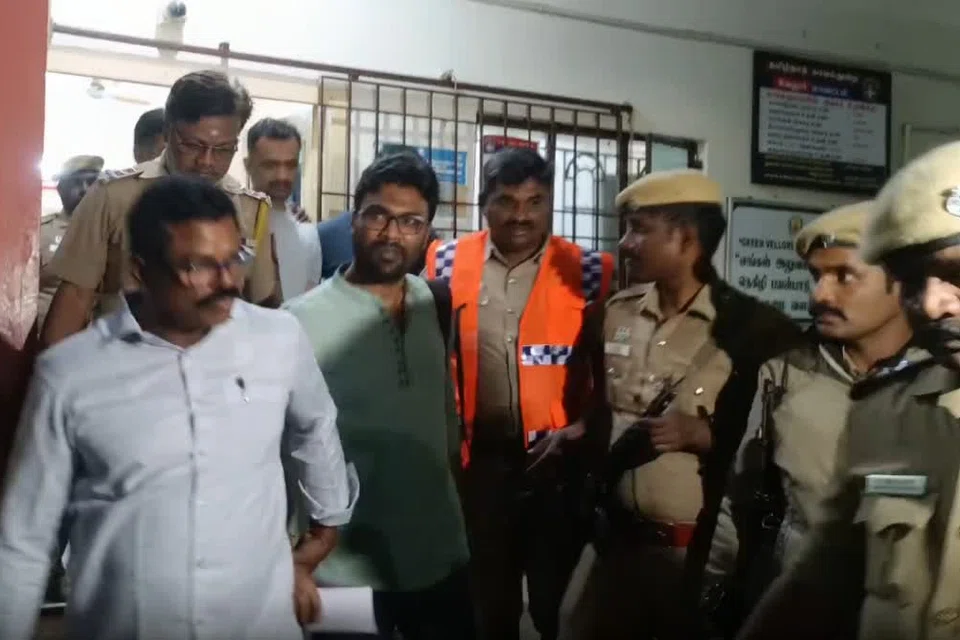 குற்றவாளிகளைக் கைது செய்து அழைத்துச் சென்ற போலிசார்.